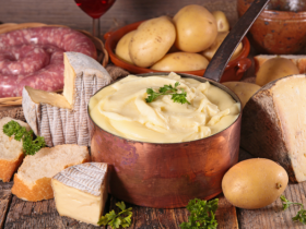A gastronomia francesa revela clássicos que encantam gerações, como ressalta Elias Assum Sabbag Junior.
