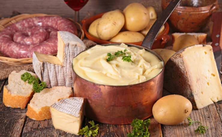 A gastronomia francesa revela clássicos que encantam gerações, como ressalta Elias Assum Sabbag Junior.