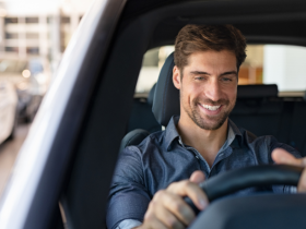 Sérgio Bento De Araújo analisa por que dirigir segue sendo uma experiência emocional que vai além da locomoção.