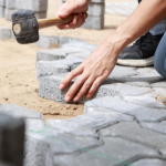 Empreender na indústria de pisos intertravados revela oportunidades promissoras e desafios estratégicos, como destaca a visão de Valderci Malagosini Machado.