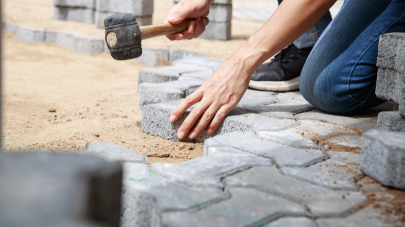 Empreender na indústria de pisos intertravados revela oportunidades promissoras e desafios estratégicos, como destaca a visão de Valderci Malagosini Machado.