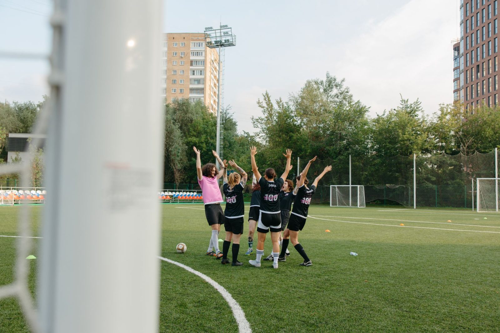 Jogadoras de futebol feminino comemoram juntas uma vitória em campo.
