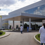 Fachada e área de atendimento do Hospital Municipal Universitário de Porto Velho durante a inauguração da unidade