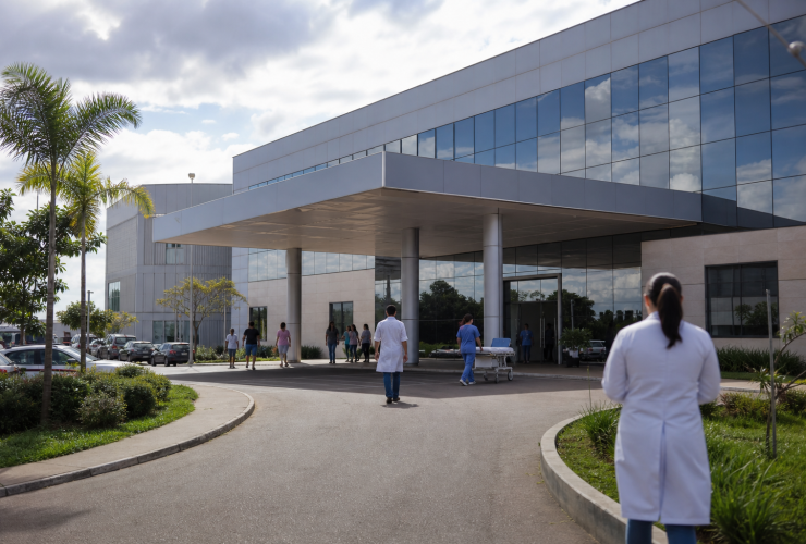Fachada e área de atendimento do Hospital Municipal Universitário de Porto Velho durante a inauguração da unidade